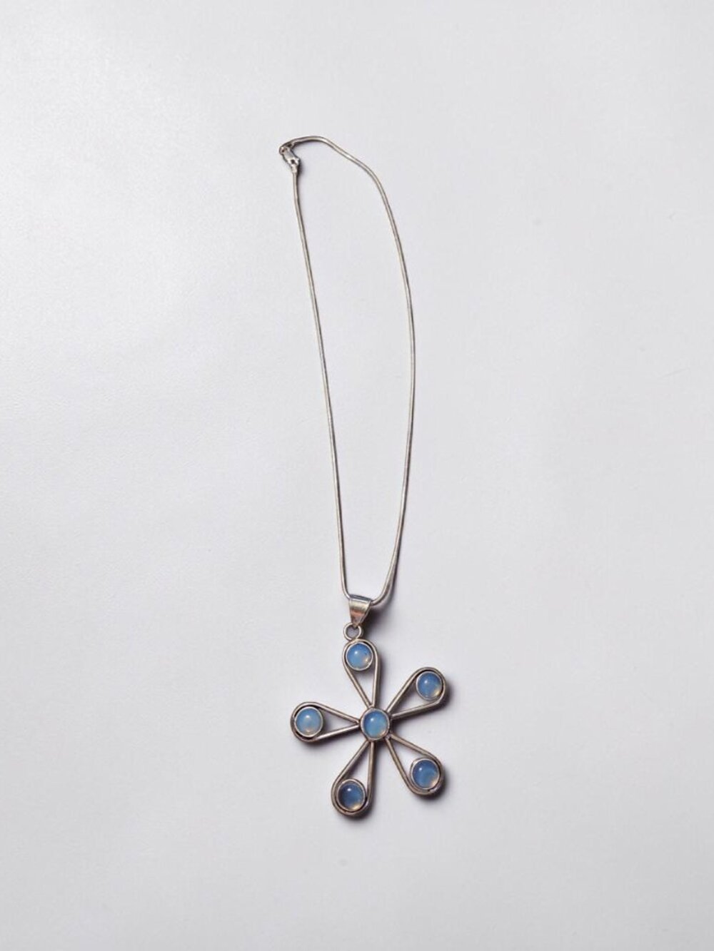 An 18" SS Chain Holding Six Opalites on A Pendant Measuring 2 1/2" x 2" - Picture 4 of 4